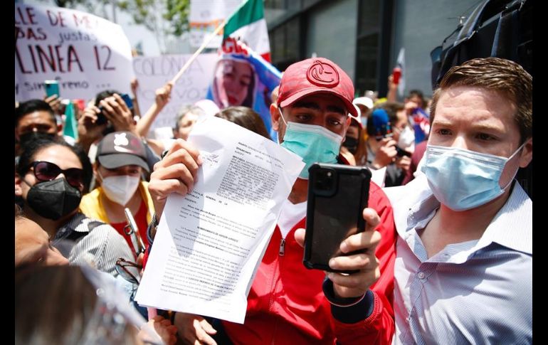Manifestantes colocaron a las afueras del edificio de la FGR algunas pancartas en donde exigían justicia. EFE/C. Ramírez