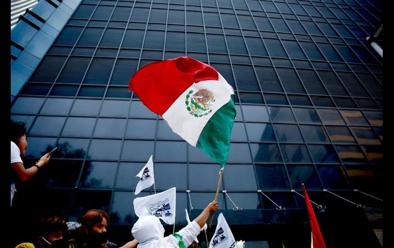 Manifestantes colocaron a las afueras del edificio de la FGR algunas pancartas en donde exigían justicia. EFE/C. Ramírez