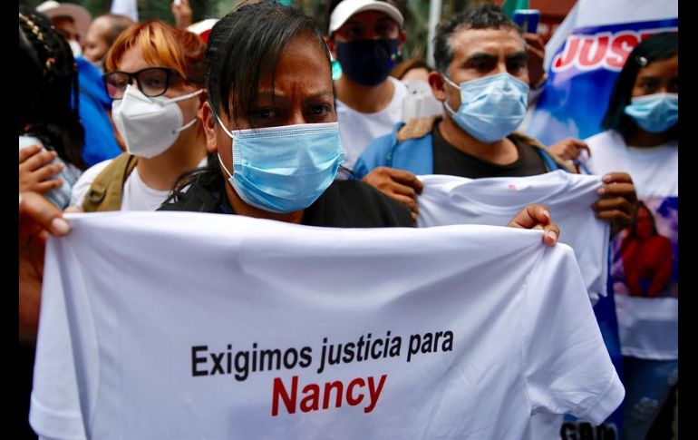 Manifestantes colocaron a las afueras del edificio de la FGR algunas pancartas en donde exigían justicia. EFE/C. Ramírez