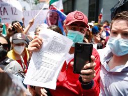 Manifestantes colocaron a las afueras del edificio de la FGR algunas pancartas en donde exigían justicia. EFE/C. Ramírez