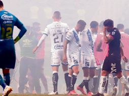 SE ESFUMAN LAS ILUSIONES. Los poblanos celebraron con fuegos artificiales su pase a Semifinales. Los tapatíos quedaron eliminados. IMAGO7