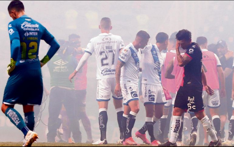 SE ESFUMAN LAS ILUSIONES. Los poblanos celebraron con fuegos artificiales su pase a Semifinales. Los tapatíos quedaron eliminados. IMAGO7