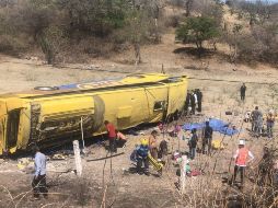 El autobús se volcó mientras circulaba por una carretera federal en Puebla. TWITTER@PC_Estatal