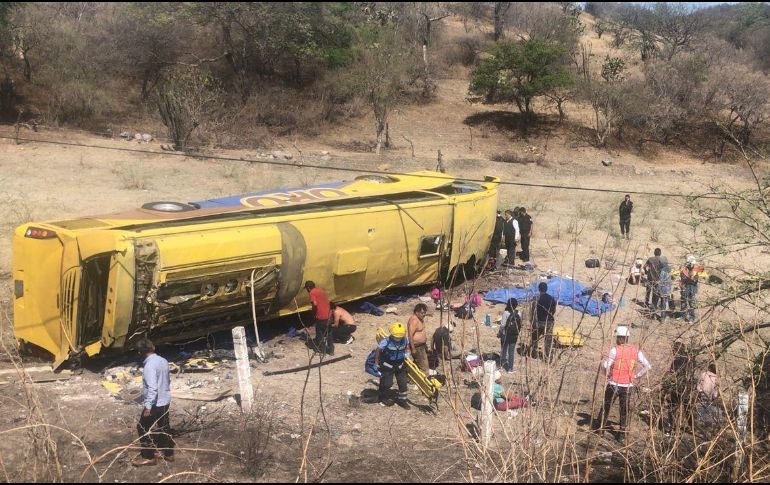 El autobús se volcó mientras circulaba por una carretera federal en Puebla. TWITTER@PC_Estatal