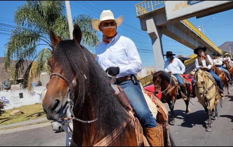 El contingenté integrado por cientos de jinetes arrancó del Lienzo Charro Santa María, ubicado en la Cabecera municipal, y avanzó por el Circuito Metropolitano Sur. ESPECIAL