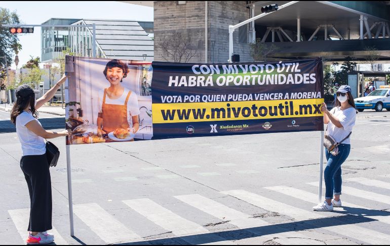 Los integrantes del grupo apartidista desplegaron lonas y entregaron volantes en diez cruceros de la ciudad. ESPECIAL