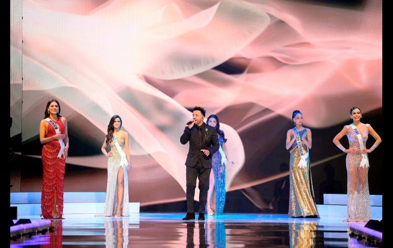 Luis Fonsi mientras canta frente a las cinco finalistas a Miss Universo (i-d) la mexicana Andrea Meza, la india Adline Castelino, la brasileña Julia Gama, la dominicana Kimberly Jiménez, y la peruana Janick Maceta del Castillo. EFE/Miss Universe/ B. Askinas