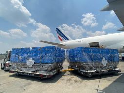 Las vacunas producidas en Rusia por el Centro Nacional de Investigación de Epidemiología y Microbiología Gamaleya arribaron a la terminal 1 del AICM. TWITTER / @SRE_mx