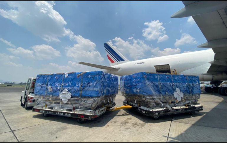 Las vacunas producidas en Rusia por el Centro Nacional de Investigación de Epidemiología y Microbiología Gamaleya arribaron a la terminal 1 del AICM. TWITTER / @SRE_mx