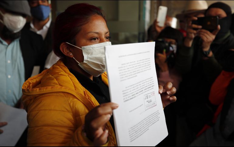 Marisol Tapia acudió hoy a la Secretaría de la Contraloría en Ciudad de México para presentar una denuncia contra quienes resulten responsables por el accidente del Metro que causó la muerte de su hijo Brandon. EFE/J. Méndez