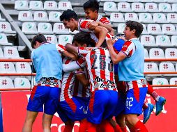 Ambos conjuntos intentarán a toda costa conseguir el título que deja vacante La Franja del Puebla. TWITTER / @Chivas