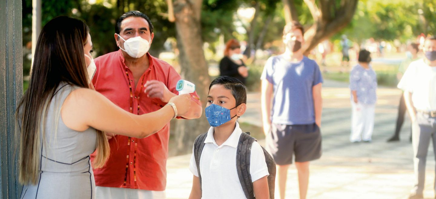 VUELTA A LAS AULAS EN EL ESTADO. Luego del confinamiento por la pandemia del nuevo coronavirus y tras la vacunación de los profesores en la Entidad, los estudiantes volvieron a las escuelas para llevar a cabo actividades de orientación. EL INFORMADOR• F. Atilano