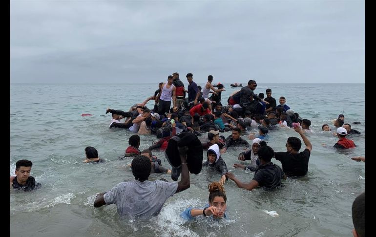 La tarde de este martes cientos de personas, en su gran mayoría marroquíes, seguían agolpados frente la valla de Castillejos con la intención de llegar a Ceuta. EFE/M. Siali