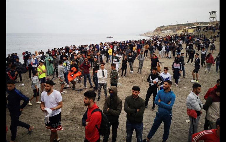 La tarde de este martes cientos de personas, en su gran mayoría marroquíes, seguían agolpados frente la valla de Castillejos con la intención de llegar a Ceuta. EFE/M. Siali