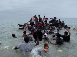 La tarde de este martes cientos de personas, en su gran mayoría marroquíes, seguían agolpados frente la valla de Castillejos con la intención de llegar a Ceuta. EFE/M. Siali