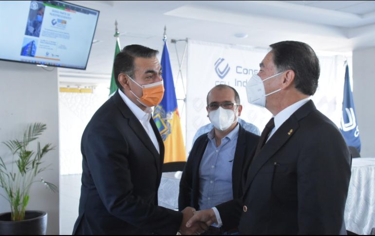 El encuentro entre los industriales y el emecista se llevó a cabo en el Centro Universitario de Ciencias Económico Administrativas (CUCEA). ESPECIAL