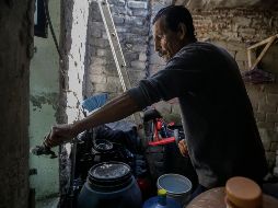 Don Cuauhtémoc Isais Rios lamentó que el líquido no haya llegado a su colonia, donde siguen dependiendo de las pipas. EL INFORMADOR / F. Atilano