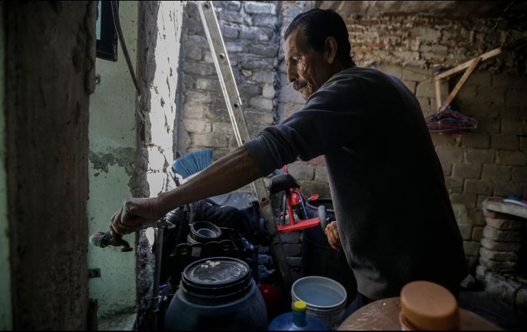 Don Cuauhtémoc Isais Rios lamentó que el líquido no haya llegado a su colonia, donde siguen dependiendo de las pipas. EL INFORMADOR / F. Atilano