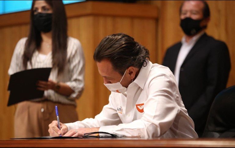 El emecista realiza la firma pública de siete compromisos por la educación en la entidad, en el Paraninfo de la Universidad de Guadalajara. ESPECIAL