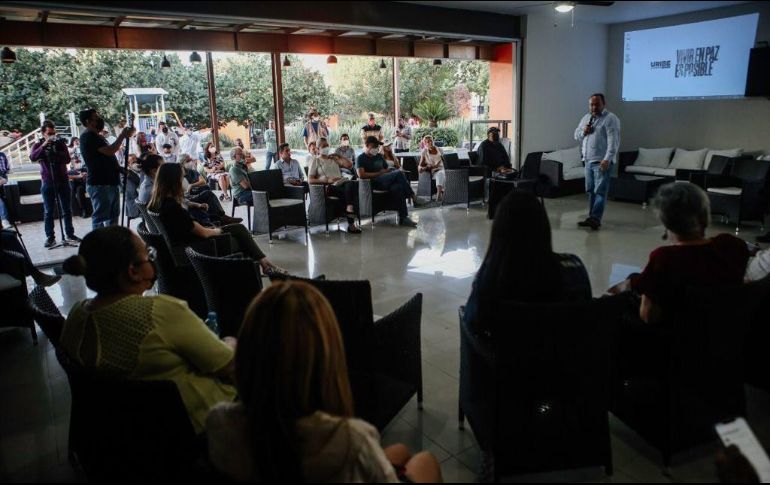 Alberto Uribe Camacho presentó sus propuestas ante vecinos del Fraccionamiento Solares. Cortesía