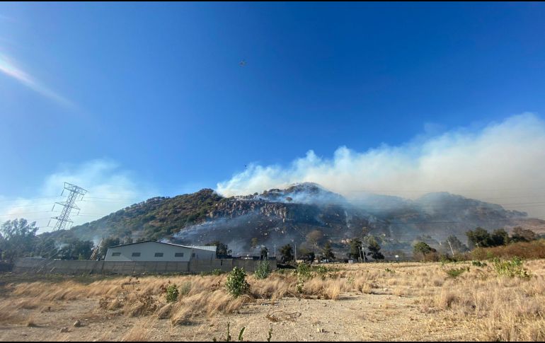 El gobernador de Jalisco informó que seis de los siete incendios registrados ayer fueron liquidados. TWITTER /@UMPCyBZ