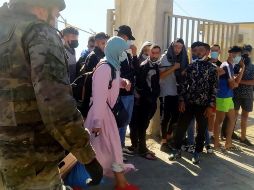 Un grupo de jóvenes marroquíes son devueltos a su país por las autoridades españolas este miércoles en Ceuta. EFE/Reduan Dris. EFE/R. Dris