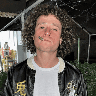 Multan a Luisito Comunica por usar su celular en el AICM