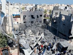 SUR DE LA FRANJA. Palestinos inspeccionan un edificio destruido tras un ataque aéreo israelí.
