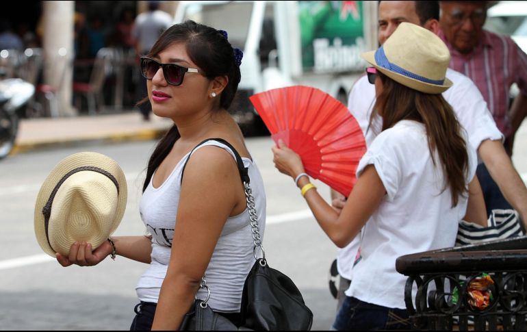 Ante el ambiente caluroso se recomienda tomar abundantes líquidos, vestir con colores claros y utilizar filtro solar. NTX / ARCHIVO