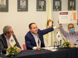 El candidato firma ante empresarios el compromiso para establecer políticas públicas y acciones de manera conjunta en el panorama financiero. ESPECIAL