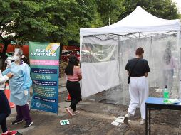 Habrá filtros sanitarios en los ingresos de los planteles para toma de temperatura, dispensa de gel y verificar uso obligatorio de cubrebocas. UdeG / ARCHIVO