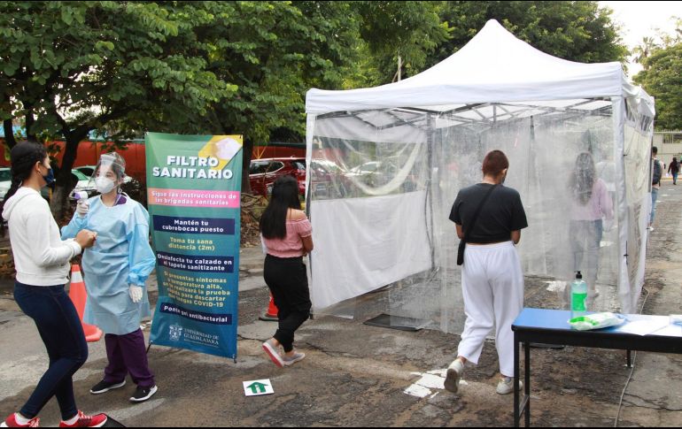 Habrá filtros sanitarios en los ingresos de los planteles para toma de temperatura, dispensa de gel y verificar uso obligatorio de cubrebocas. UdeG / ARCHIVO