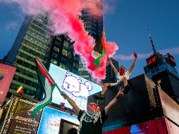 Personas de ambos bandos intercambiando golpes y lanzándose objetos, mientras que las cargas policiales trataban de contener los enfrentamientos. AP/C.Ruttle