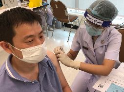 En Tailandia, muchos tienen miedo de vacunarse por temor a los efectos secundarios de la vacuna de AstraZeneca, que es la que se ofrece en la campaña de este distrito. AP / F. Ting