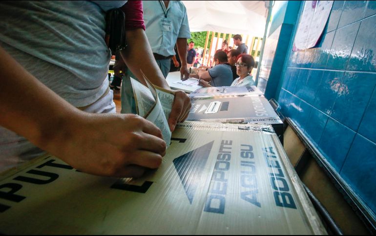 La Secretaría de Gobernación indicó que entre las acciones está el evitar ''solicitar la credencial de elector'' a la persona, con el fin de mitigar contagios de COVID-19 durante el proceso. EL INFORMADOR / ARCHIVO