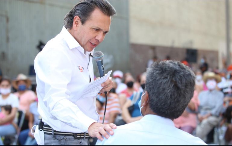 En la colonia Ferrocarril el candidato aseguró que se rehabilitarán las vialidades de la zona. ESPECIAL