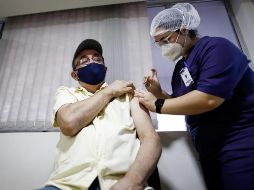 Personal médico trabaja en la jornada de vacunación contra el COVID-19 en el Centro Médico La Costa de Asunción, Paraguay. EFE/N. Aguilar