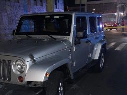 Al parecer, un grupo de personas con armas de fuego abordó a la víctima para tratar de despojarla de su vehículo, un Jeep Wrangler plata. ESPECIAL