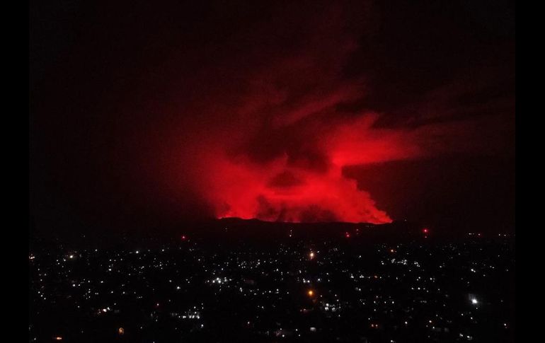 Los habitantes de la ciudad, algunos claramente en pánico, se dirigían a sus casas precipitadamente o miraban con preocupación en dirección al cráter. EFE/H. Kinsella