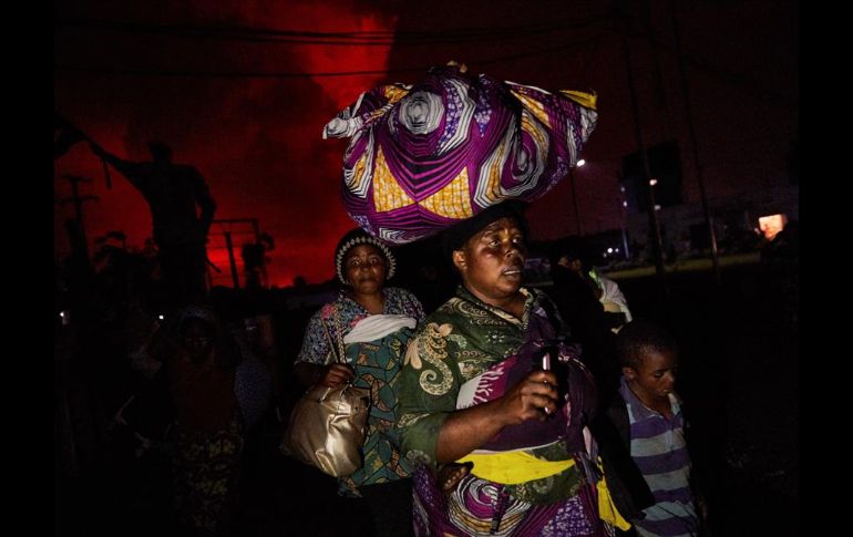 Los habitantes de la ciudad, algunos claramente en pánico, se dirigían a sus casas precipitadamente o miraban con preocupación en dirección al cráter. EFE/H. Kinsella