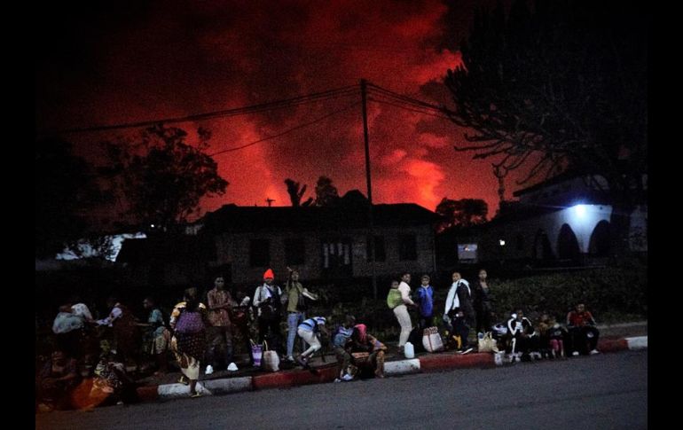 Los habitantes de la ciudad, algunos claramente en pánico, se dirigían a sus casas precipitadamente o miraban con preocupación en dirección al cráter. EFE/H. Kinsella