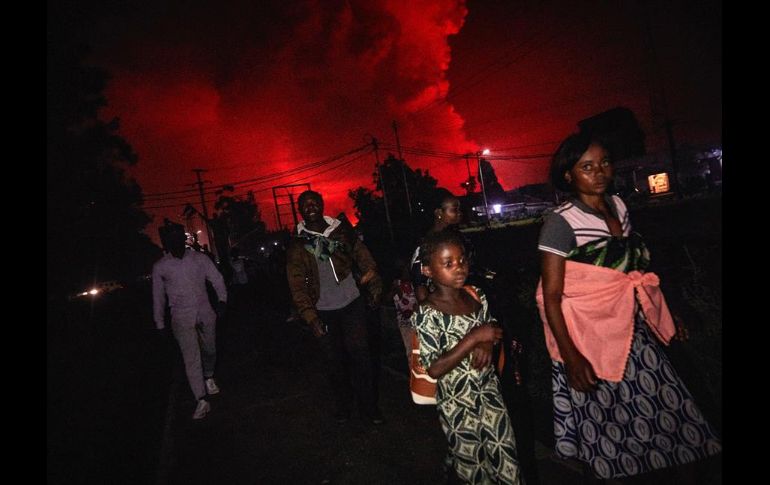 Los habitantes de la ciudad, algunos claramente en pánico, se dirigían a sus casas precipitadamente o miraban con preocupación en dirección al cráter. EFE/H. Kinsella
