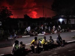Los habitantes de la ciudad, algunos claramente en pánico, se dirigían a sus casas precipitadamente o miraban con preocupación en dirección al cráter. EFE/H. Kinsella