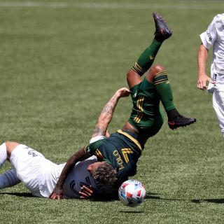 Escalofriante entrada en el Portland vs Galaxy; jugador sale en silla de ruedas