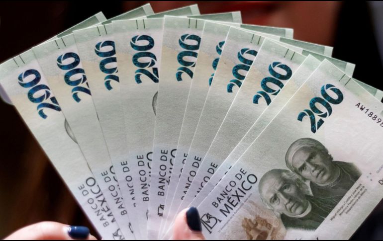 Con la vista y el tacto se puede identificar un billete falso de uno verdadero. EFE/ARCHIVO