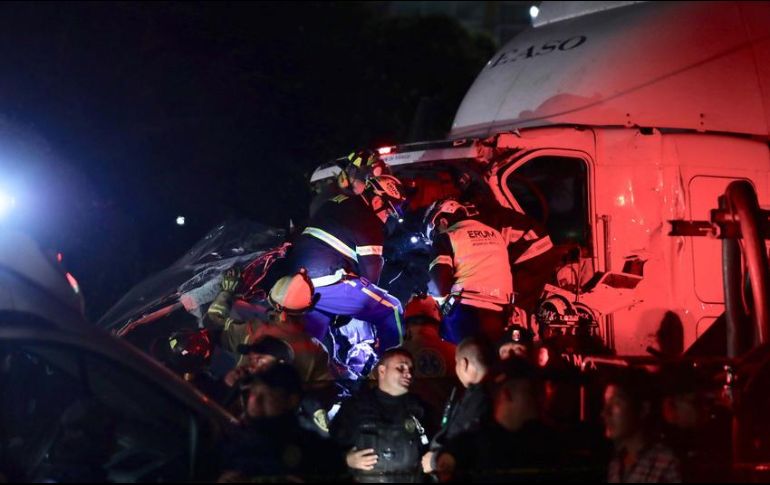 El automóvil tipo Kia color blanco quedó prensado bajo la cabina del tráiler. SUN/ARCHIVO