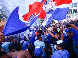 Cientos de fanáticos recibieron al autobús de La Máquina, situación que provocó todo lo contrario a las medidas que deben tomarse dentro del Azteca. Imago7 / E. Sánchez