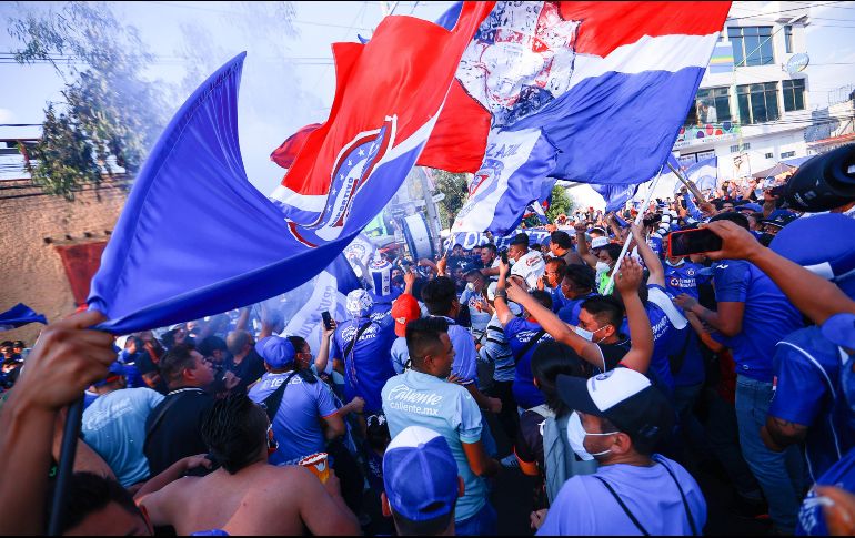 Cientos de fanáticos recibieron al autobús de La Máquina, situación que provocó todo lo contrario a las medidas que deben tomarse dentro del Azteca. Imago7 / E. Sánchez