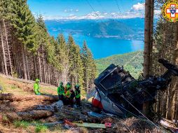 Rescatistas laboran en la zona donde cayó una cabina entre las estaciones de Stresa y Mattarone, en la región del Piamonte, Italia. AP/Soccorso Alpino e Speleologico Piemontese