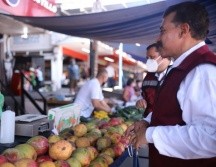 Carlos Lomelí recorrió el Mercado de Abastos. ESPECIAL
